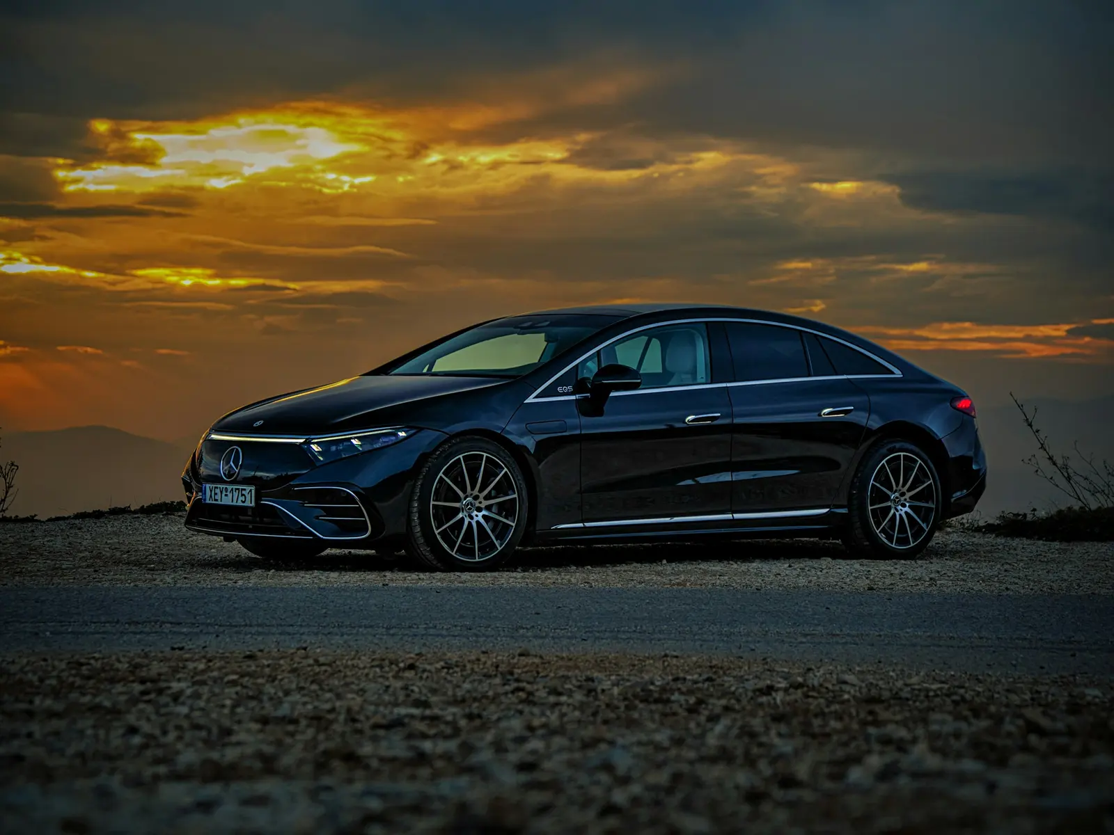 Berline électrique de prestige noire, de profil